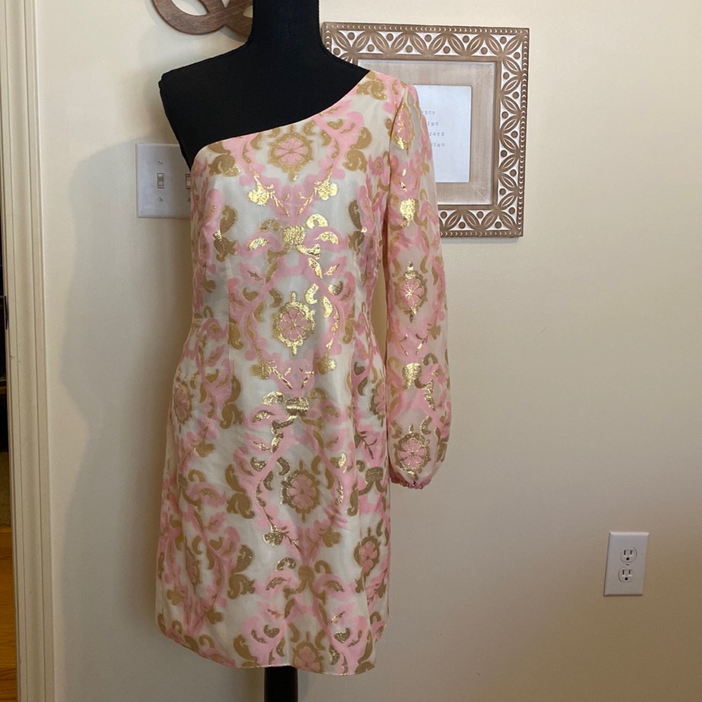 Excellent condition, Lilly Pulitzer dress. Worn only once to a wedding.